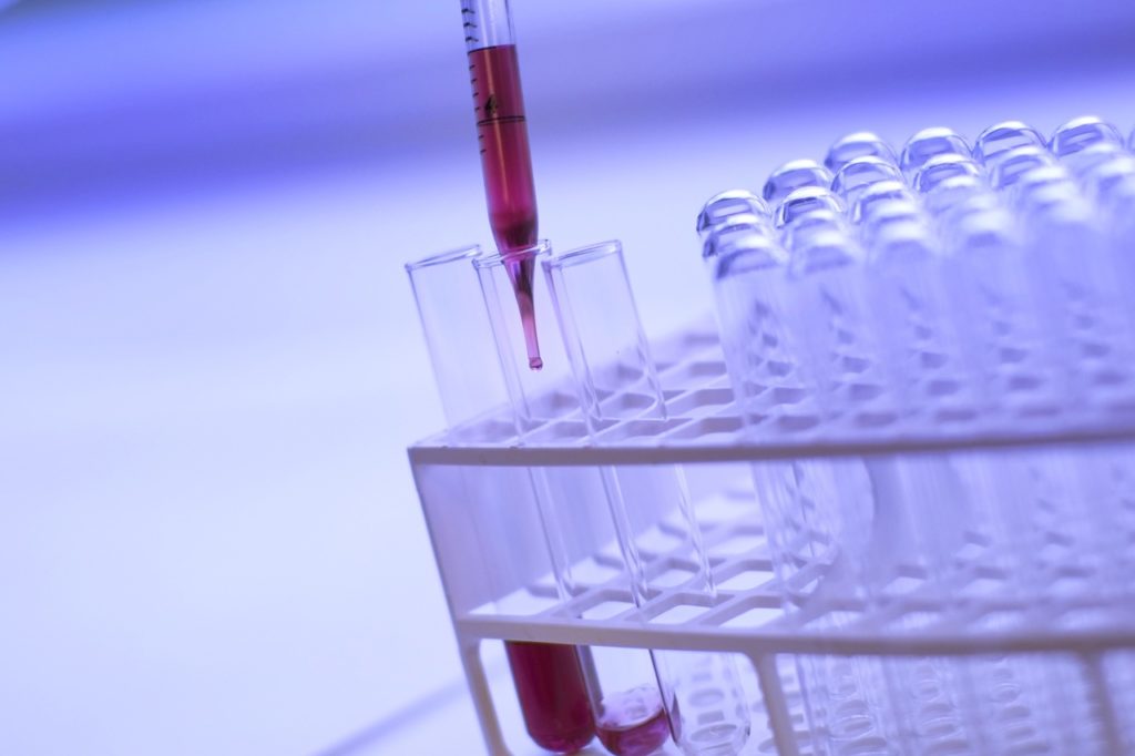 pipette qui dépose un liquide violet dans une épuisette