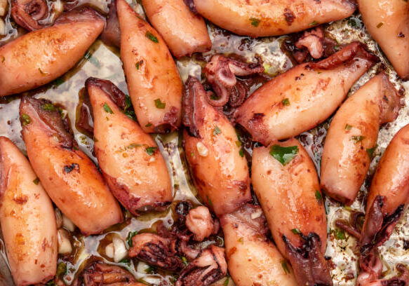 Calamari with overflow from parsley, garlic, lemon and olive oil